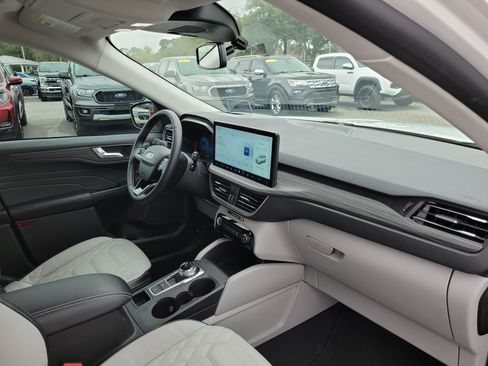 Certified 2024 Ford Escape SE w/ PHEV Premium Package image 30