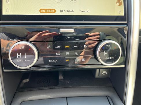 Used 2025 Land Rover Discovery S image 27