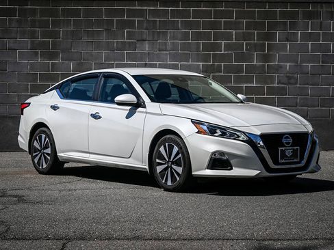 Used 2022 Nissan Altima 2.5 SV image 2