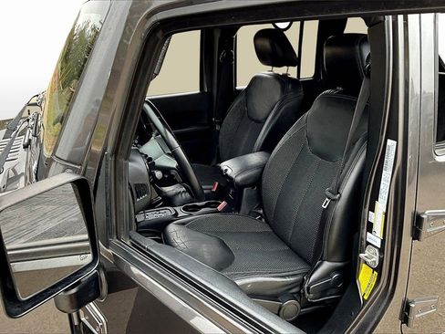 Used 2016 Jeep Wrangler Unlimited Sahara image 26