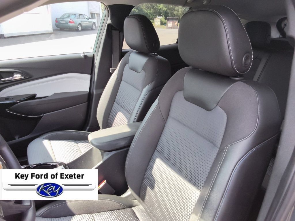 Used 2025 Chevrolet Trax LT FWD image 23