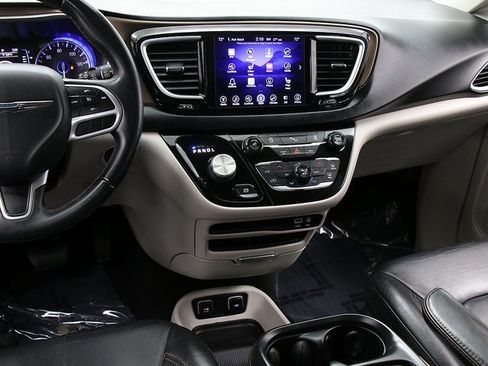 Used 2017 Chrysler Pacifica Touring-L image 16