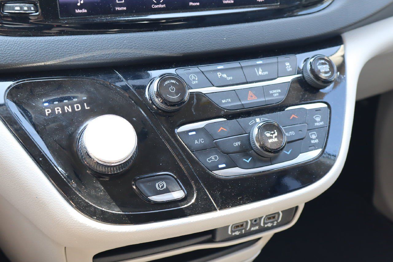 Used 2024 Chrysler Pacifica Touring-L FWD image 25
