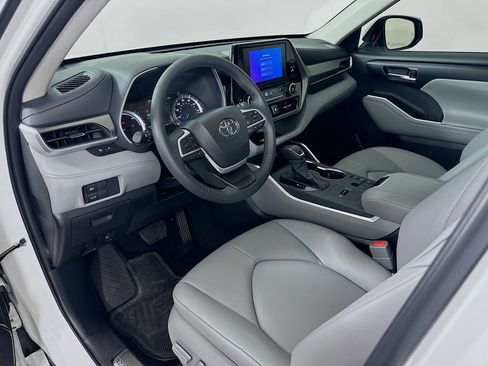 Used 2026 Toyota Highlander XLE image 9