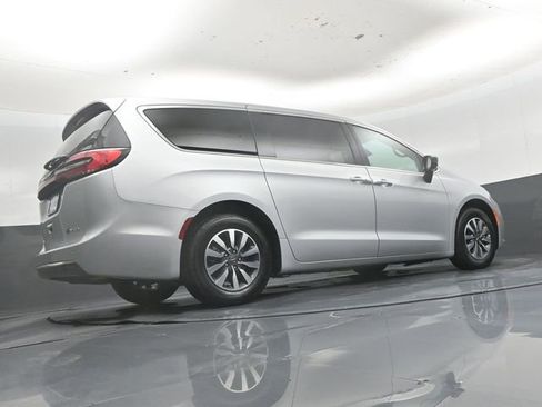 Used 2024 Chrysler Pacifica Limited FWD image 41