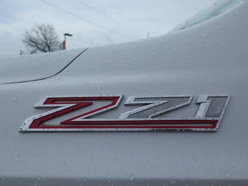 Used 2025 Chevrolet Suburban Z71 image 10