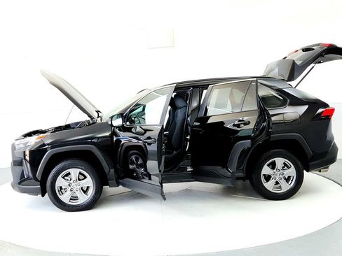 Used 2025 Toyota RAV4 XLE AWD/4WD image 10
