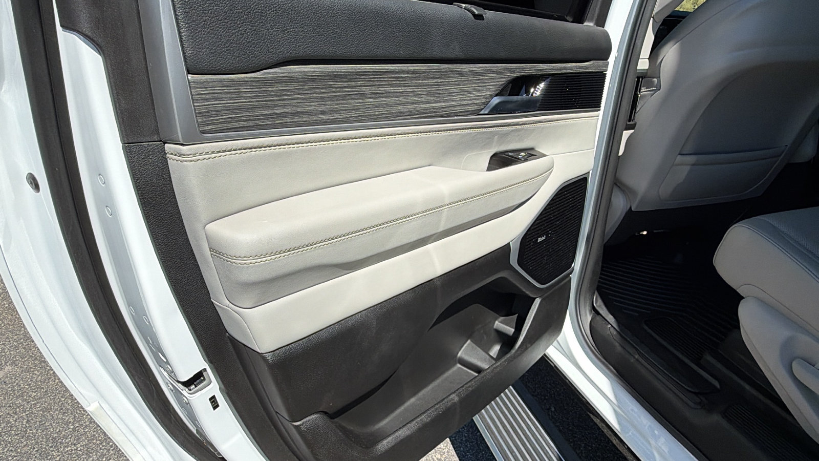 Used 2023 Jeep Wagoneer L Series III w/ Premium Group I AWD/4WD image 24