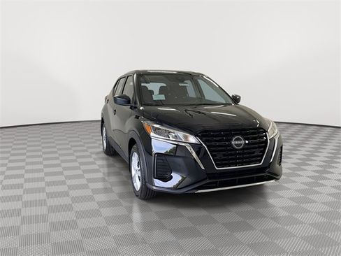 Certified 2025 Nissan Kicks Play S image 3