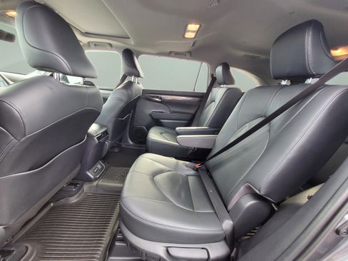 Used 2020 Toyota Highlander Limited image 16