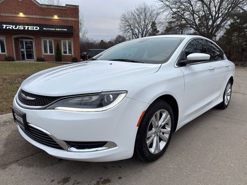 Used 2017 Chrysler 200 Limited Platinum image 2