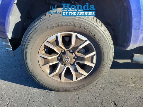 Used 2022 Toyota Tacoma TRD Sport w/ Technology Package AWD/4WD image 4