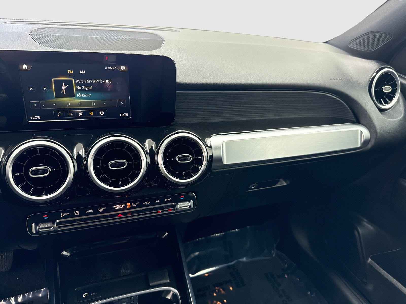 Used 2020 Mercedes-Benz GLB 250 4MATIC w/ Parking Assistance Package image 24