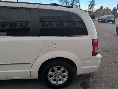 Used 2009 Chrysler Town & Country Touring image 6