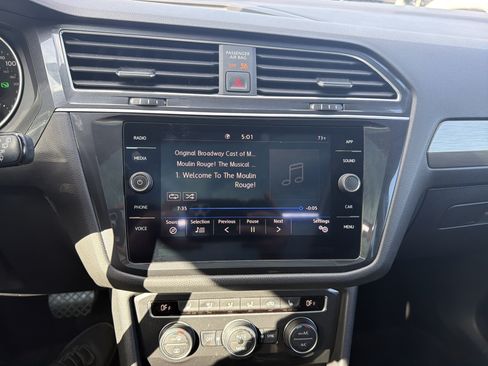 Used 2020 Volkswagen Tiguan SE w/ Panoramic Sunroof Package FWD image 22
