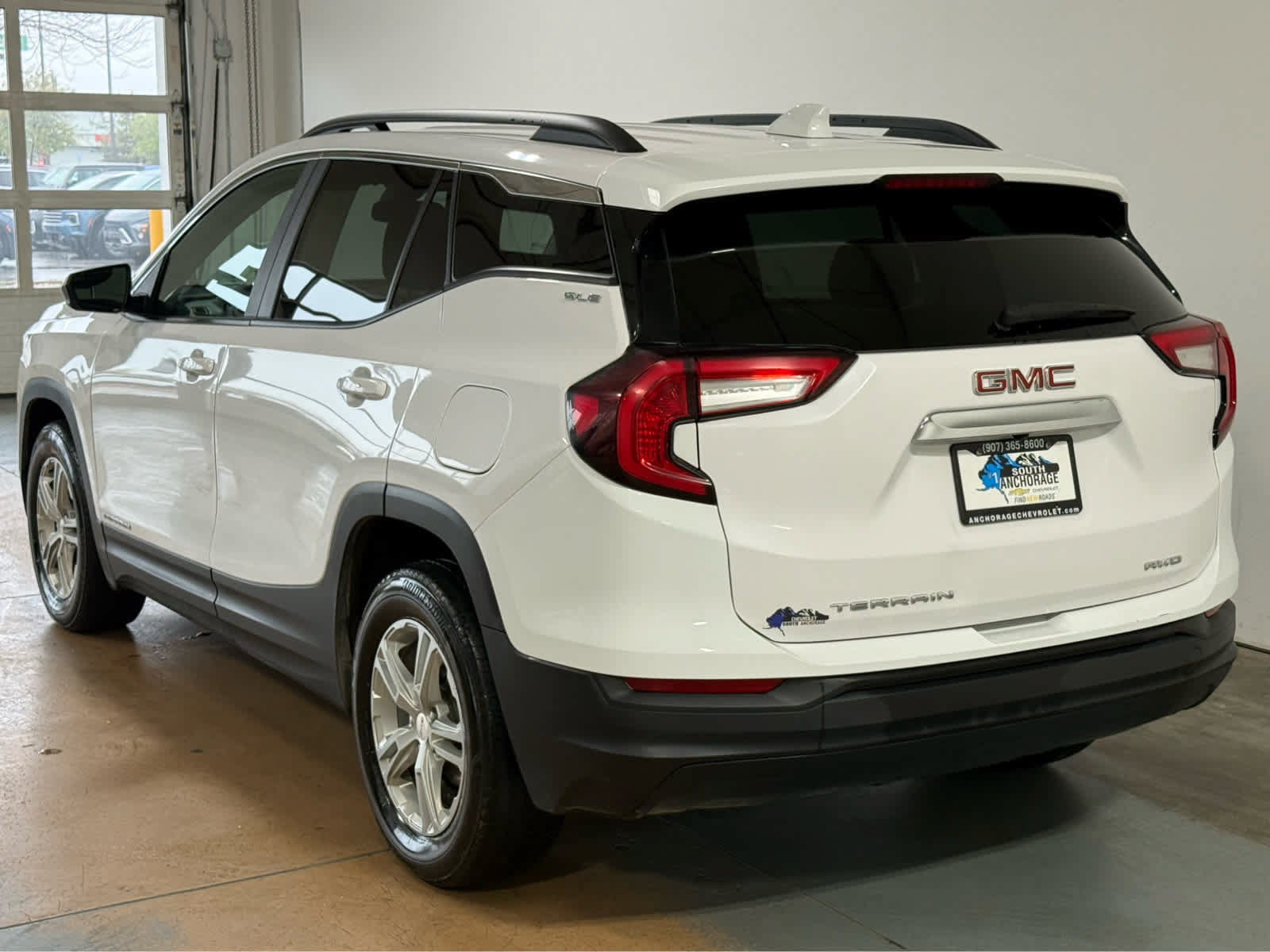 Used 2022 GMC Terrain SLE w/ Driver Convenience Package AWD/4WD image 3