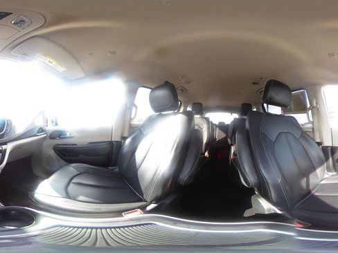 Used 2023 Chrysler Pacifica Touring-L image 43