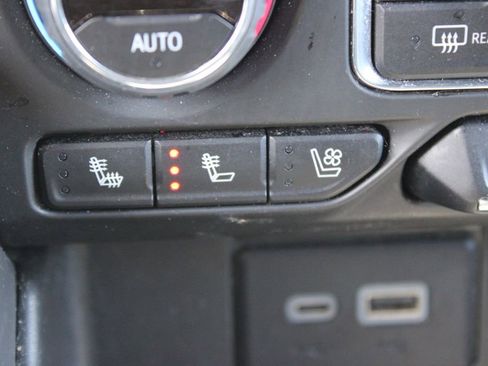 Used 2023 Chevrolet Suburban Premier image 32