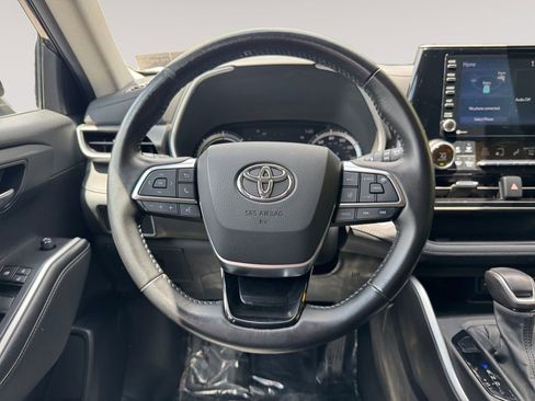 Used 2021 Toyota Highlander XLE AWD/4WD image 12