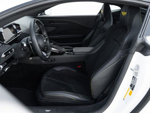 Used 2025 Aston Martin V8 Vantage Coupe RWD image 9