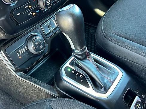 Used 2023 Jeep Renegade Trailhawk image 20