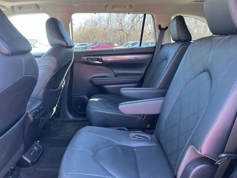 Used 2020 Toyota Highlander Platinum image 3