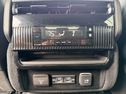 Used 2023 Jeep Wagoneer Series II w/ Premium Group I AWD/4WD image 23
