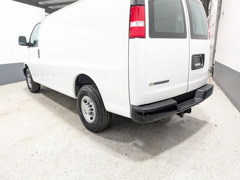 Used 2022 Chevrolet Express 3500 w/ Driver Convenience Package image 4