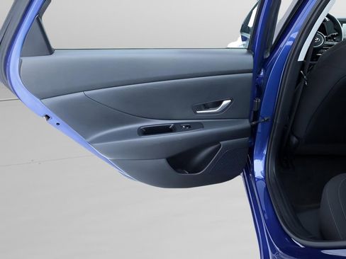 Used 2021 Hyundai Elantra SE image 16