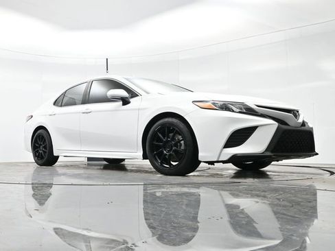 Used 2018 Toyota Camry SE w/ Moonroof Package image 25