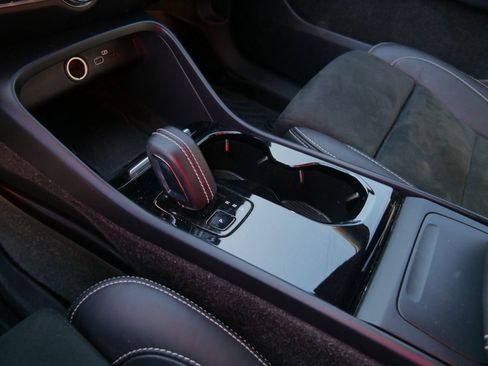 Certified 2022 Volvo XC40 P8 Recharge Ultimate image 18