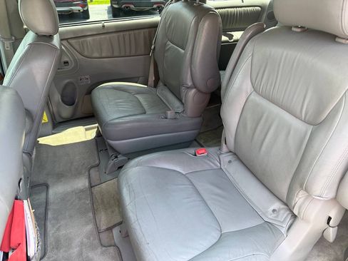 Used 2006 Toyota Sienna XLE Limited w/ XLE Limited PKG 3 FWD image 10