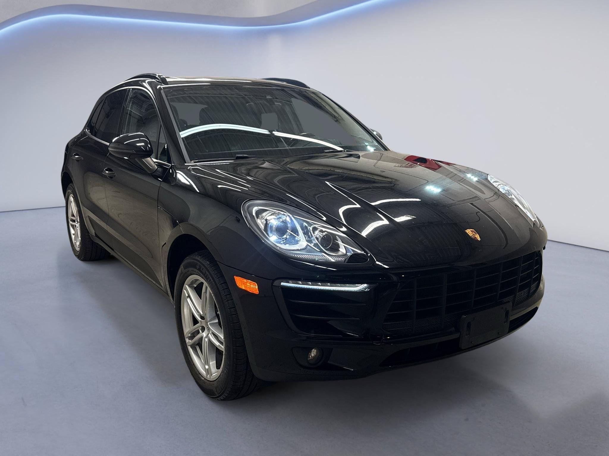 Used 2018 Porsche Macan AWD/4WD image 1