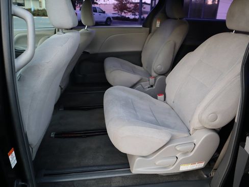 Used 2015 Toyota Sienna L image 25
