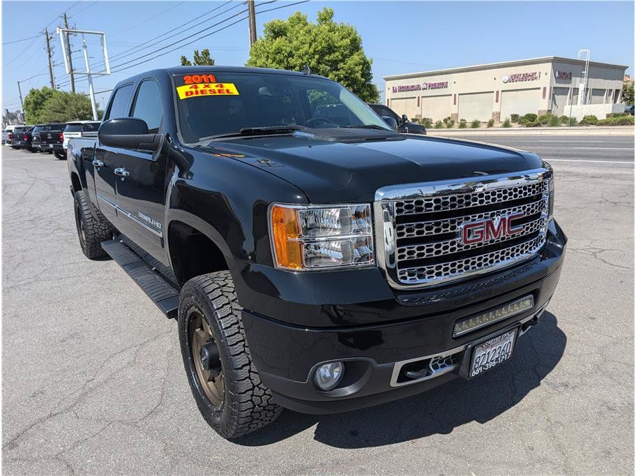 Used 2011 GMC Sierra 2500 Denali w/ Suspension Package, Off-Road AWD/4WD image 3