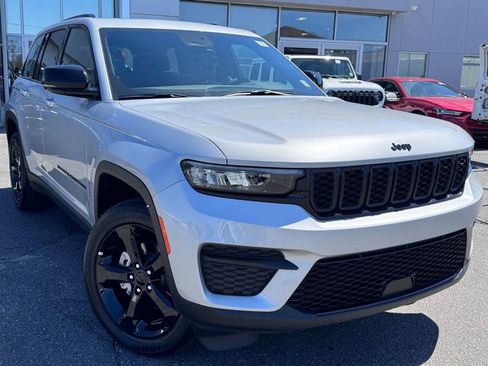 Used 2025 Jeep Grand Cherokee Altitude AWD/4WD image 1