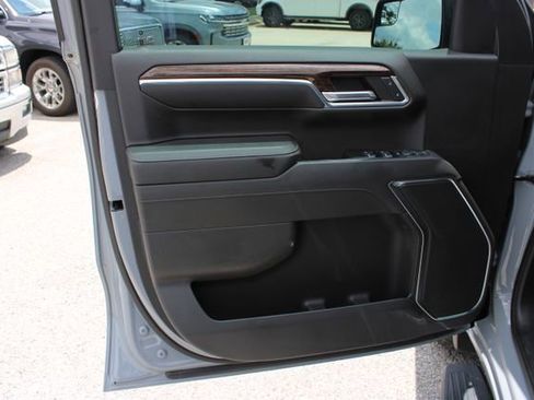 Used 2024 GMC Sierra 1500 Elevation w/ LPO, Elevation Black Package AWD/4WD image 12