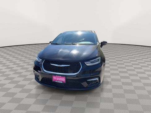 Used 2024 Chrysler Pacifica Limited FWD image 3
