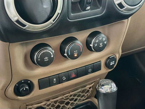 Used 2018 Jeep Wrangler Unlimited Sahara w/ Connectivity Group AWD/4WD image 12
