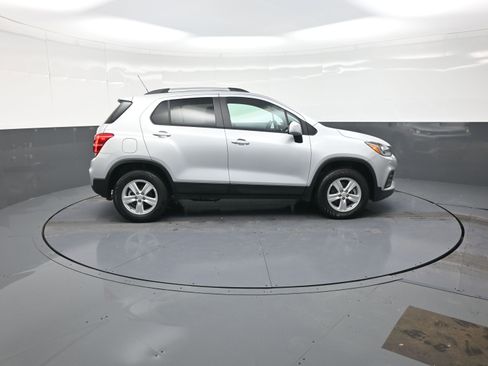 Used 2022 Chevrolet Trax LT w/ LT Convenience Package image 2