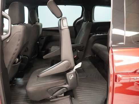 Used 2019 Chrysler Pacifica Touring Plus w/ S Appearance Package FWD image 24