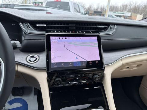 Certified 2025 Jeep Grand Cherokee L Limited w/ Luxury Tech Group II image 25