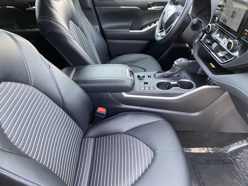 Certified 2025 Toyota Highlander XSE AWD/4WD image 16