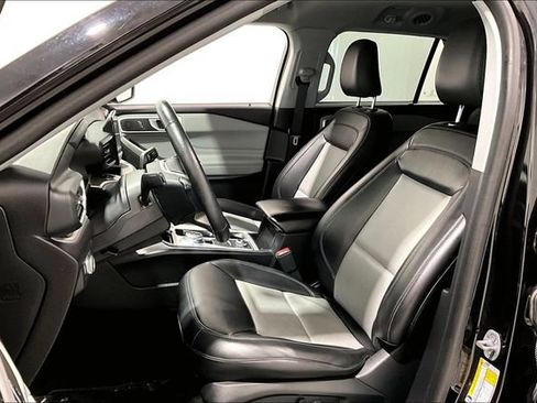 Used 2022 Ford Explorer XLT w/ XLT Sport Appearance Package AWD/4WD image 28