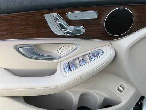 Used 2022 Mercedes-Benz GLC 300 4MATIC image 11