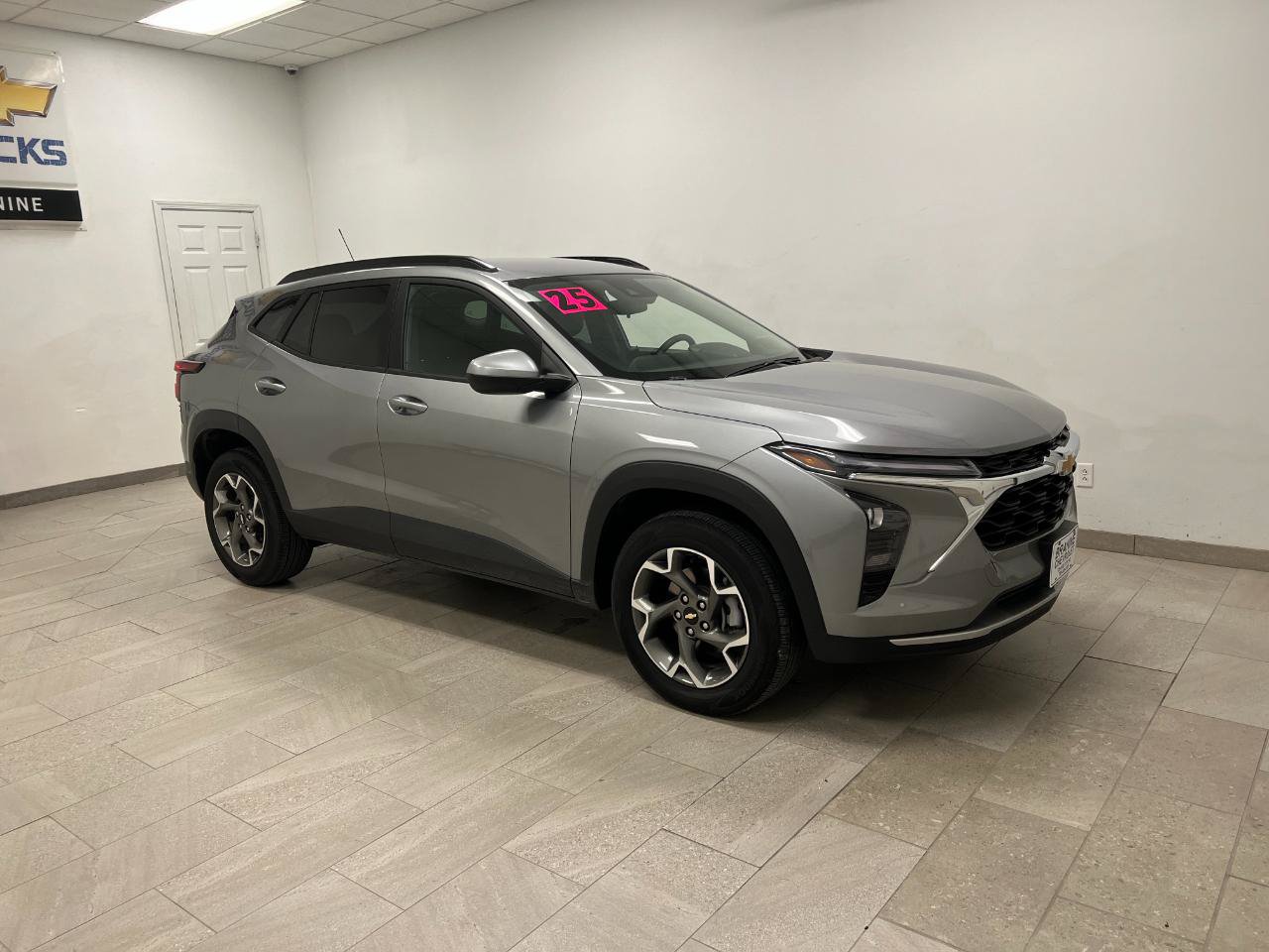 Used 2025 Chevrolet Trax LT FWD image 3