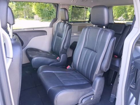 Used 2014 Chrysler Town & Country Touring FWD image 20