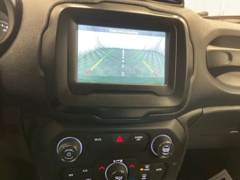 Used 2018 Jeep Renegade Latitude w/ Cold Weather Group image 22