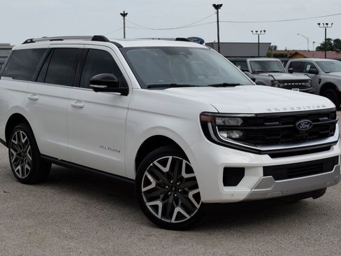 New 2026 Ford Expedition Platinum image 3