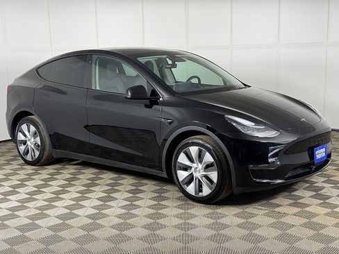 Used 2023 Tesla Model Y Long Range AWD/4WD image 2